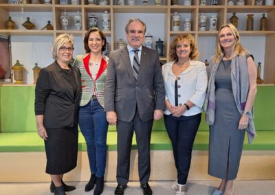 Jesús Aguilar, presidente, Rita de la Plaza, tesorera del Consejo General, y Raquel Martínez, secretaria general., junto a Àngels Roca presidenta Asociación Incontinencia Asia y Conchi, delegada de Madrid